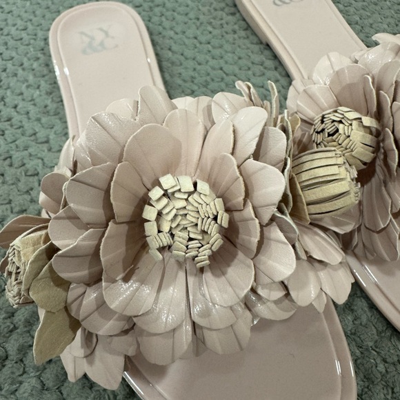 Size 7 sandals - Picture 4 of 6